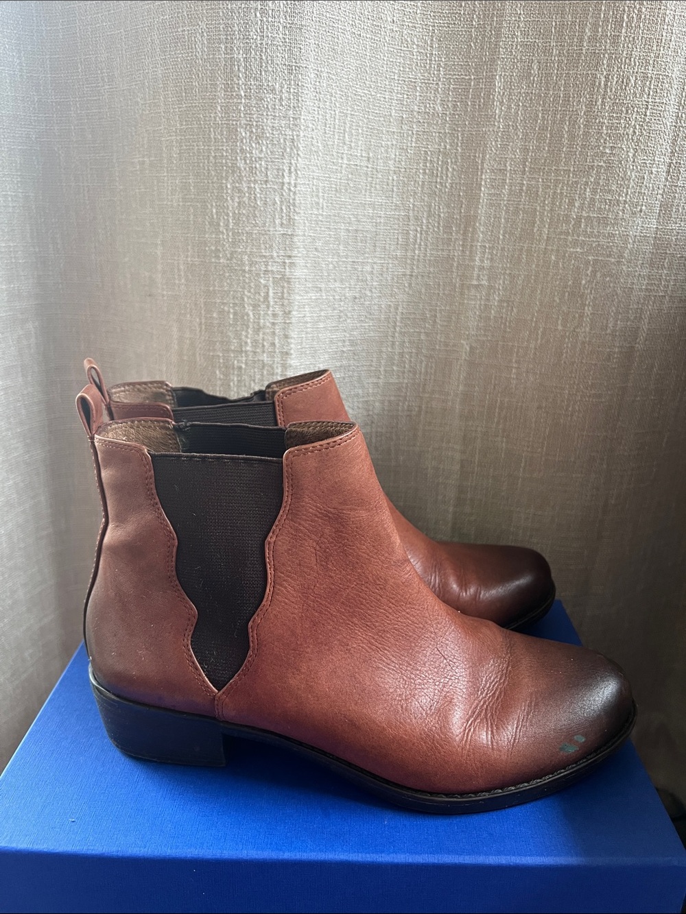 Naturalizer Women 
Brown Leather Chelsea Boots